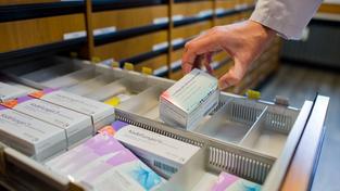Ein Apotheker nimmt ein Medikament aus einer Schublade (Foto: picture alliance / dpa | Julian Stratenschulte)