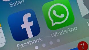 Icons von Facebook und WhatsApp auf einem Display (Foto: dpa/Patrick Pleul)