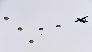 Fallschirmjäger bei einer Übung (Foto: picture alliance / Carsten Rehder/dpa | Carsten Rehder)