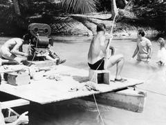 Dreharbeiten zu "James Bond jagt Dr. No" im Jahr 1962. Rechts im Bild: Sean Connery und Ursula Andress (Foto: dpa/picture alliance/Everett Collection)