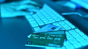 Kreditkarten liegen auf einer Computertastatur (Foto: picture alliance / Uli Deck/dpa)