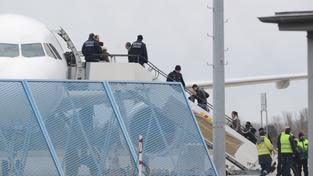 Abschiebung von Asylbewerbern am Flughafen (Foto: dpa/Patrick Seeger)
