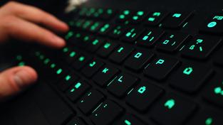 Beleuchtete Computertastatur (Foto: dpa/Nicolas Armer)