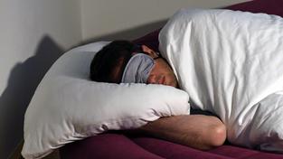 Ein Mann liegt schlafend im Bett (Foto: dpa/Carmen Jaspersen)