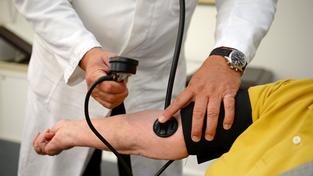 Ein Arzt misst den Blutdruck einer Patientin (Foto: picture alliance / dpa | Bernd Weissbrod)