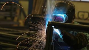 Ein Metallbauer schweißt an einer Stahlkonstruktion (Foto: picture alliance / Jan Woitas/dpa-Zentralbild/dpa | Jan Woitas)
