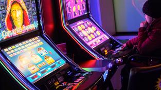 Eine Person sitzt in einer Spielhalle an einem Automaten (Foto: picture alliance / Rolf Vennenbernd/dpa | Rolf Vennenbernd)