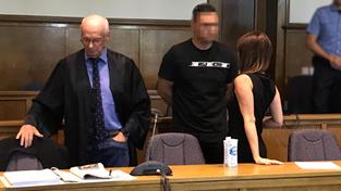 Der Angeklagte im Cybertrading-Prozess mit seinmem Rechtsanwalt im Landgericht Saarbrücken (Foto: Caro Uhl/SR)