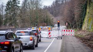 Eine Ampel regelt den Verkehr auf der B406. (Foto: BeckerBredel)