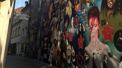 Gasse mit Musiker-Graffiti in Basel (Foto: SR)