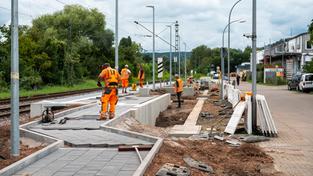 Bauarbeiter erneuern die Gleise und die Bahnsteige während der Sanierungsarbeiten am Bahnhof Bübingen (Foto: Deutsche Bahn AG/Andreas Varnhorn)