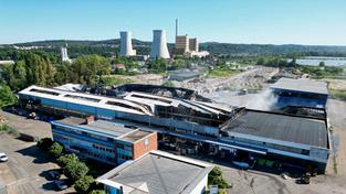 Eine Ausgebrannte Lagerhalle in Völklingen aus der Luft (Foto: BeckerBredel)
