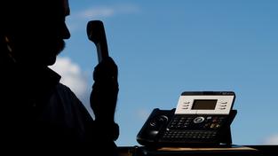 Ein Mann hält einen Telefonhörer in der Hand (Foto: dpa)
