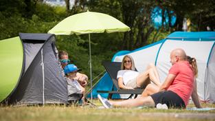 Camper sitzen vor ihren Zelten am Bostalsee (Foto: Pressefoto / Frank Rauber)