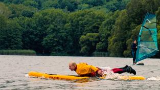 Ein Rettungsschwimmer der DLRG paddelt am Bostalsee zu einem Einsatz (Foto: Deutsche Lebens-Rettungs-Gesellschaft / Max Valentin)
