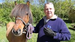 Hofchef Dieter mit einem seiner Lieblingspferde (Foto: Tobias Seeger)