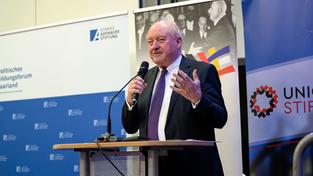 Dr. Konrad Paul Karl Adenauer, Enkel des ersten deutschen Bundeskanzlers spricht in Saarbrücken über die Beziehungen seines Großvaters zu Frankreich. (Foto: Union Stiftung/Jennifer Weyland)