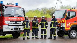 Feuerwehrleute des Departements Moselle und dem Saarland demonstrieren grenzüberschreitende Zusammenarbeit an der Freundschaftsbrücke Saargemünd (Foto: MIBS/A. Weber)