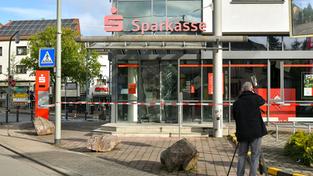 Sparkasse Großrosseln nach der Sprengung eines Geldautomaten (Foto: BeckerBredel)