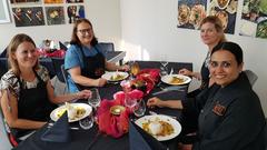 Gemeinsames Essen von Paneer-Curry als Abschluss des Kochkurses mit Ritika Blankenhorn (Foto: SR/Sven Rech)