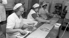 Mit viel Handarbeit begann in den 1970er Jahren die „italienische“ Erfolgsstory des Familienunternehmens Wagner aus Nonnweiler. Bevor die tiefgekühlte Pizza die nationalen Backöfen eroberte, hatte Wagner seine gefrostete Produktphilosophie ganz saarländisch mit vorgegarten Schwenkern umzusetzen versucht. Die Aufnahme entstand bei einem Firmenbesuch des saarländischen Ministerpräsidenten Röder. (Foto: Staatskanzlei Saarland)