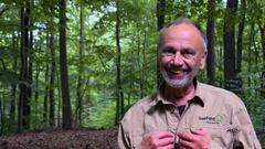 Joachim Stelzer vom Saarforst ärgert sich über Müll im Wald (Foto: SR)