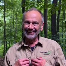 Joachim Stelzer vom Saarforst ärgert sich über Müll im Wald (Foto: SR)