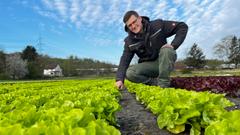 Marco Lonsdorfer und ganz junger Salat (Foto: SR / Simin Sadeghi)