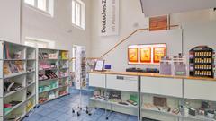 Die Kasse im Eingangsbereich des Deutschen Zeitungsmuseums in Wadgassen (Foto: Deutsches Zeitungsmuseum Wadgassen / Tom Gundelwein)