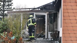 Nach dem Brand eines Einfamilienhauses in Kirkel begutachten Sachverständige das einsturzgefährdete Haus. (Foto: BeckerBredel)