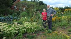 Die Dieckmanns in ihrem Bauerngarten in Lengerich. (Foto: SR)