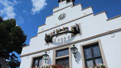 Das historische Rathaus in Lingen. Im Turm ist das von den Kivelingen gestiftete Glocken- und Figurenspiel untergebracht. (Foto: SR)