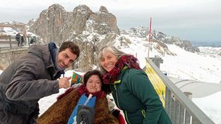 Lucie Vogelgesang mit Bruder und Mutter in den Bergen (Foto: privat)