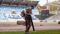 Neuer Rasen wird im Ludwigsparkstadion verlegt (Foto: SR / Sebastian Knöbber)