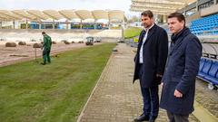 Saarbrückens Oberbürgermeister Uwe Conradt und Baudezernent Patrick Berberich schauen sich die Verlegung des neuen Rasens im Ludwigspakrstadion an (Foto: SR / Sebastian Knöbber)