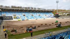 Neuer Rasen wird im Ludwigsparkstadion verlegt (Foto: SR / Sebastian Knöbber)