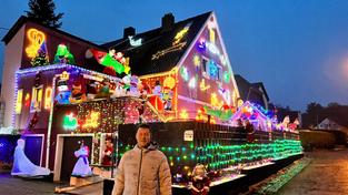 Michael Michels vor dem Weihnachtshaus (Foto: SR / Simin Sadeghi)