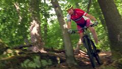 Jörg Grünbeck genießt das Biken im Wald (Foto: SR)