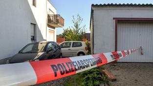 Polizeiabsperrung bei Untersuchungen nach einem Tötungsdelikt in Bischmisheim (Foto: BeckerBredel)