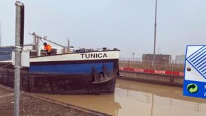 Letzte Notschleusung der „Tunica“ an der havarierten Moselschleuse Müden (Foto: SWR / Johannes Baumert)