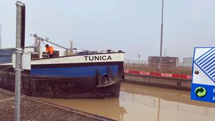 Letzte Notschleusung der „Tunica“ an der havarierten Moselschleuse Müden (Foto: SWR / Johannes Baumert)