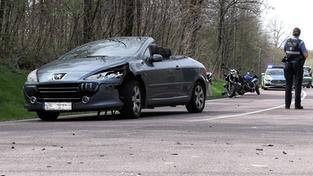 Ein beschädigtes Auto steht an einer Unfallstelle zwischen Neuhaus und Riegelsberg (Foto: Thorsten Kremers)