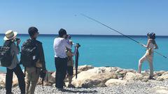 Chinesisches Modell bei Werbeaufnahmen am Strand von Nizza (Foto: Maria C. Schmitt)