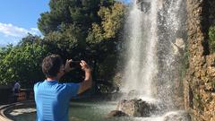 Michael am Wasserfall auf dem Schlossberg (Foto: Maria C. Schmitt)