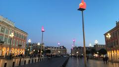 Place Massena bei anbrechender Dunkelheit (Foto: Maria C. Schmitt)