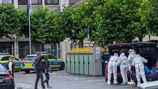 Einsatzkräfte der Spurensicherung an der Sparkasse in Saarlouis (Foto: Borgans Christoph / SR)