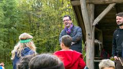 Reinhold Jost zu Besuch im Wald-Camp (Foto: SR)