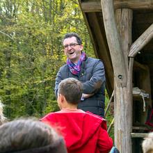 Reinhold Jost zu Besuch im Wald-Camp (Foto: SR)