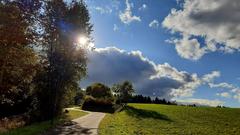 Rundweg im Wendelinuspark in den Strahlen der Oktobersonne (Foto: Klaus Lermann)