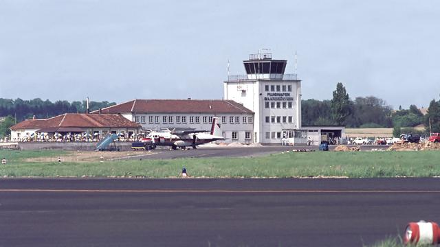 Ein Flugzeug steht 1967 am Flughafen in Saarbrücken (Foto: Flughafen Saarbrücken)
